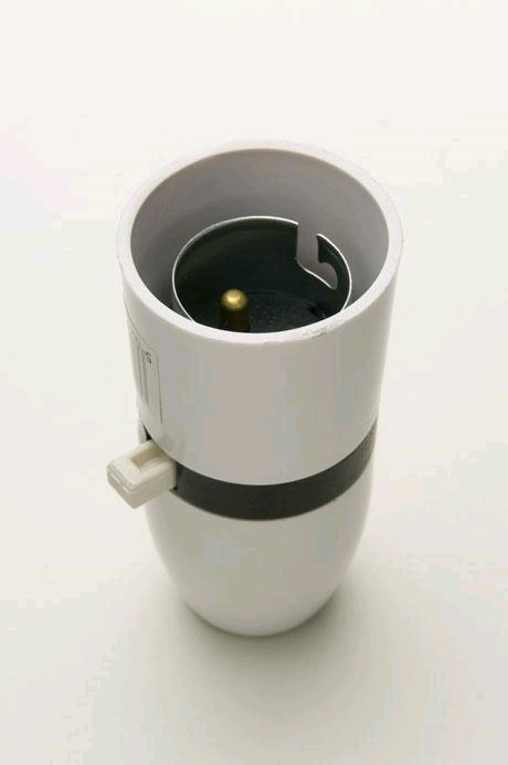 Jeani BC Lampholder Switched 1/2" Entry White 